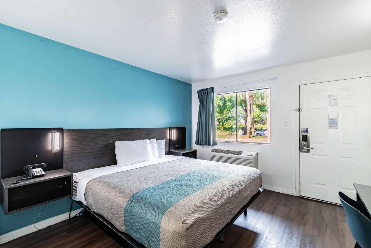 Motel 6 Tampa Near Fairgrounds - Casino Εξωτερικό φωτογραφία