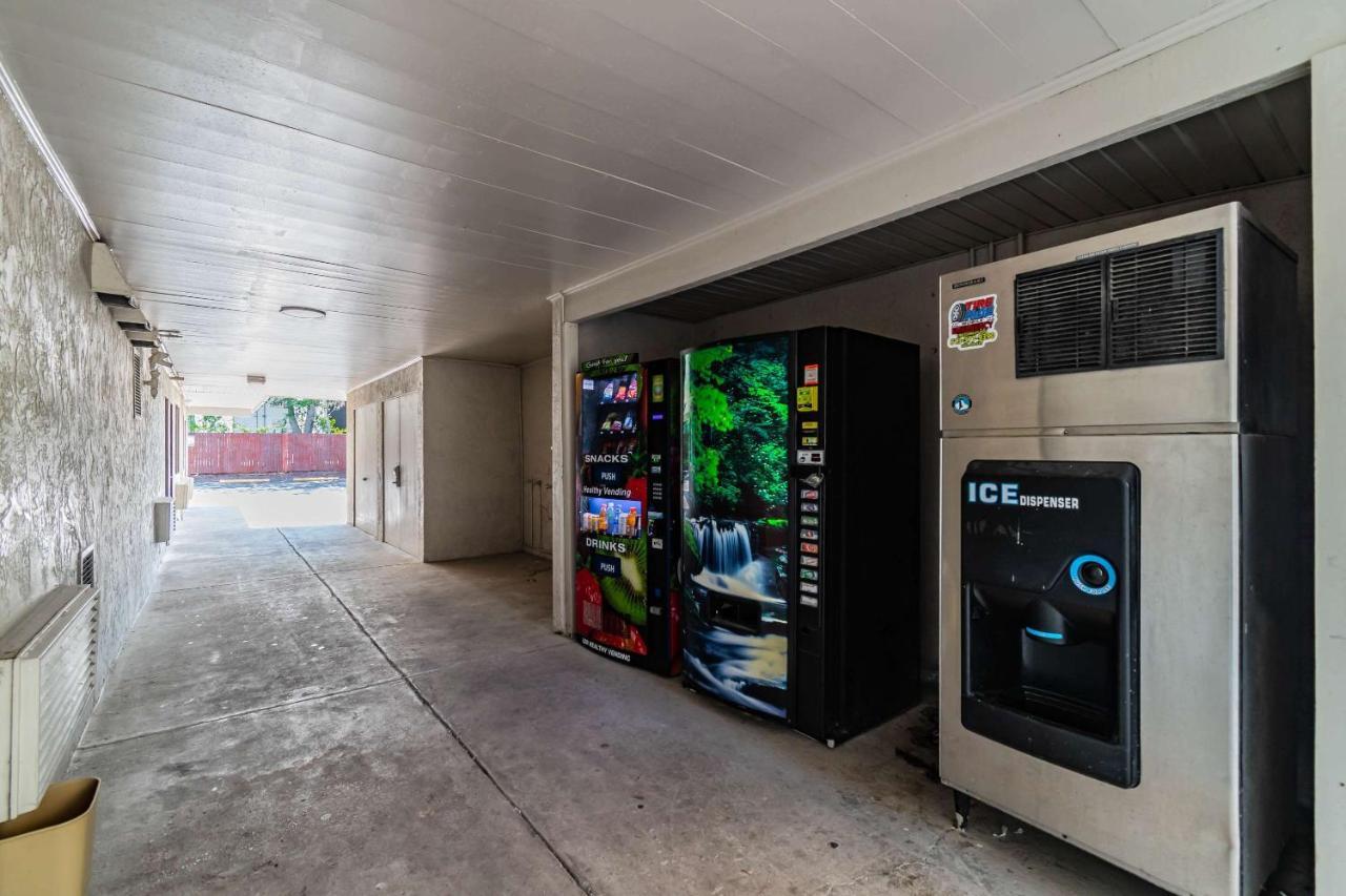 Motel 6 Tampa Near Fairgrounds - Casino Εξωτερικό φωτογραφία